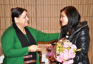 First Lady of Arunachal Pradesh Smt Jyotsna Sharma felicitating woman Everester of the State, Smt. Anshu Jamsenpa with a cheque of one lakh rupees on behalf of Infosys Foundation, Bangalore at Raj Bhawan, Itanagar on 6th January 2015